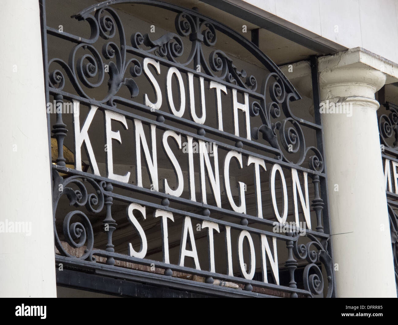 Metropolitan storico quartiere e ferrovie segno - la stazione di South Kensington Foto Stock