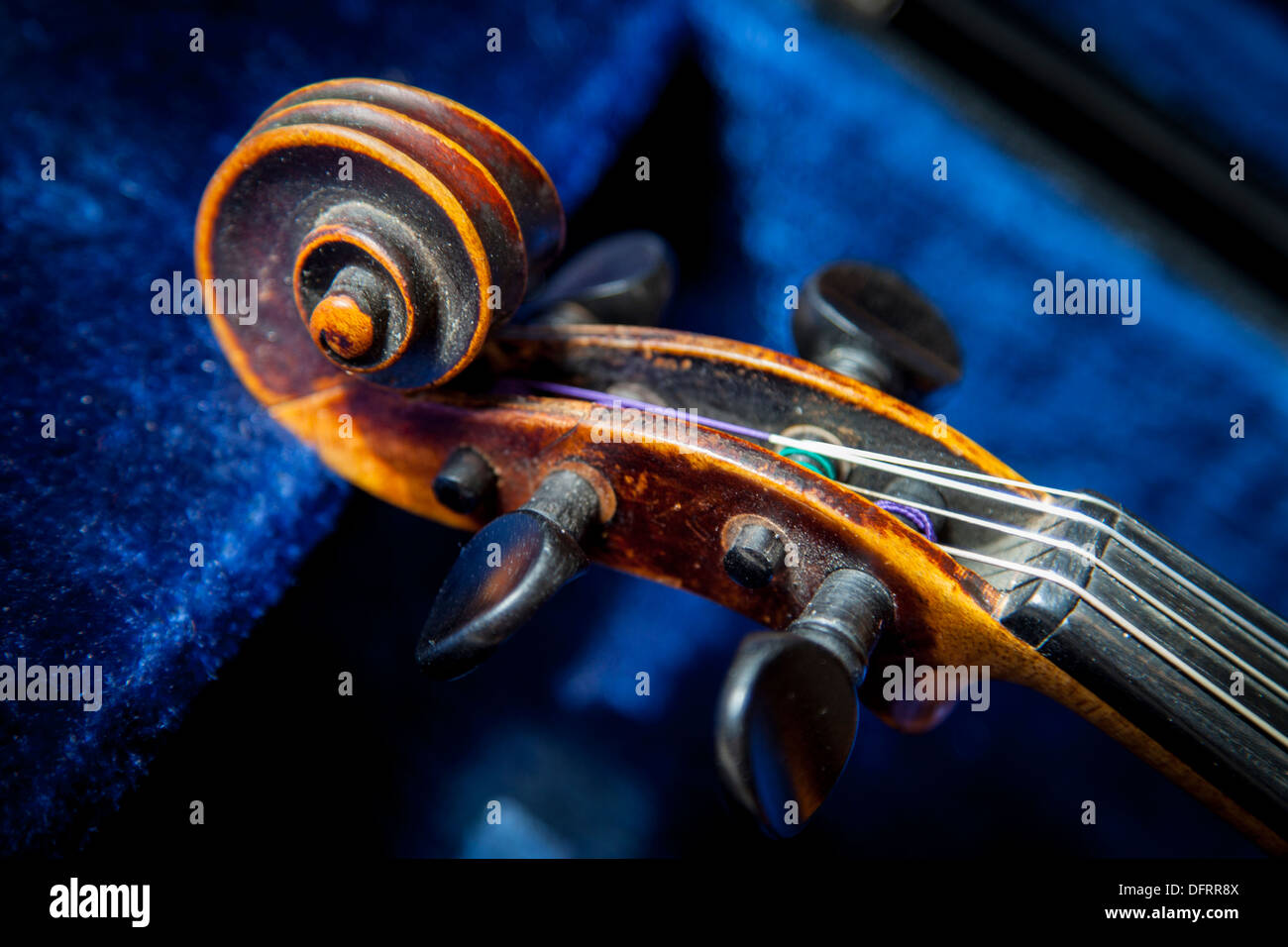 Vista dettagliata del vecchio violino nella sua custodia Foto Stock