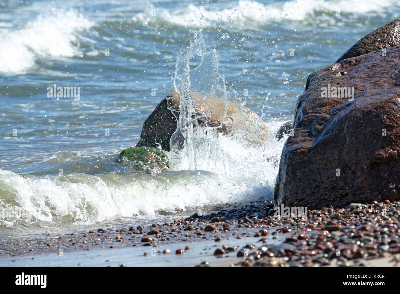 Sea Wave su pietre splash Foto Stock