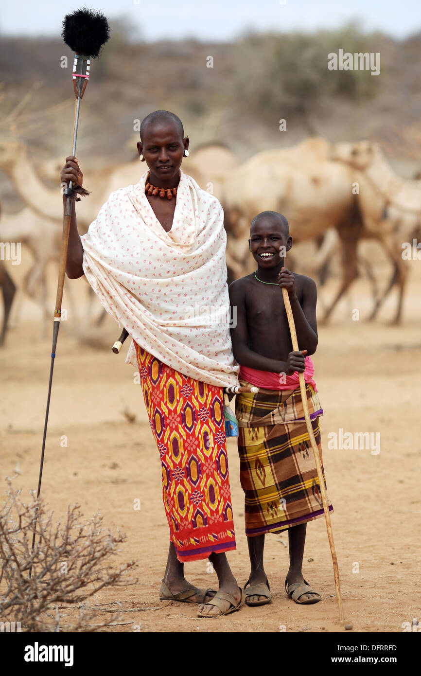 Due Rendille tribesmen tornando a casa dopo aver tenuto i loro cammelli in due settimane di viaggio per recuperare acqua vicino Laisamis, Kenya Foto Stock