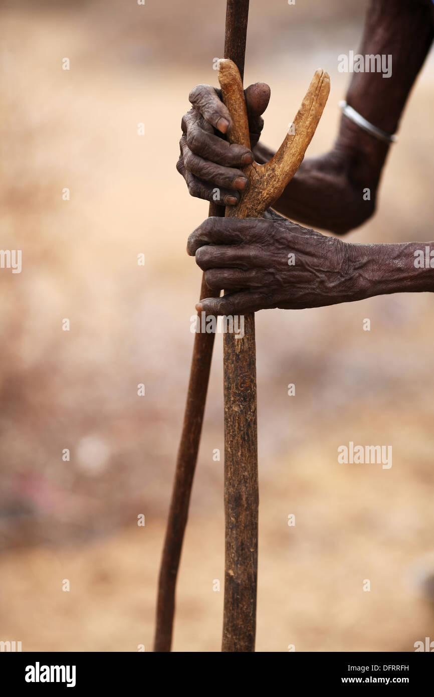 Un'anziana donna Rendille tenendo premuto su di bastoni da passeggio vicino a Laisamis, Kenya Foto Stock