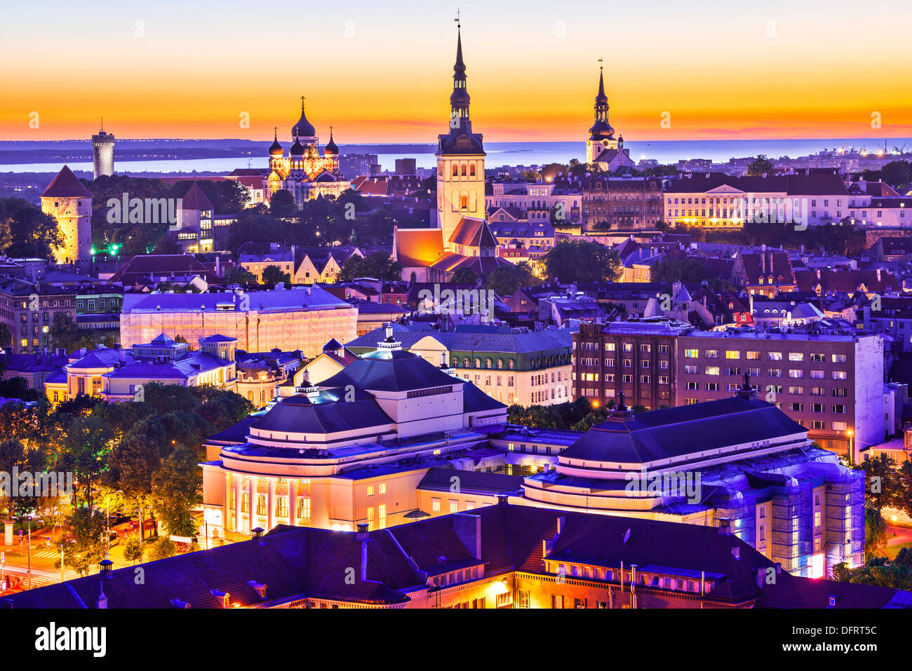 Skyline di Tallinn, Estonia al tramonto. Foto Stock