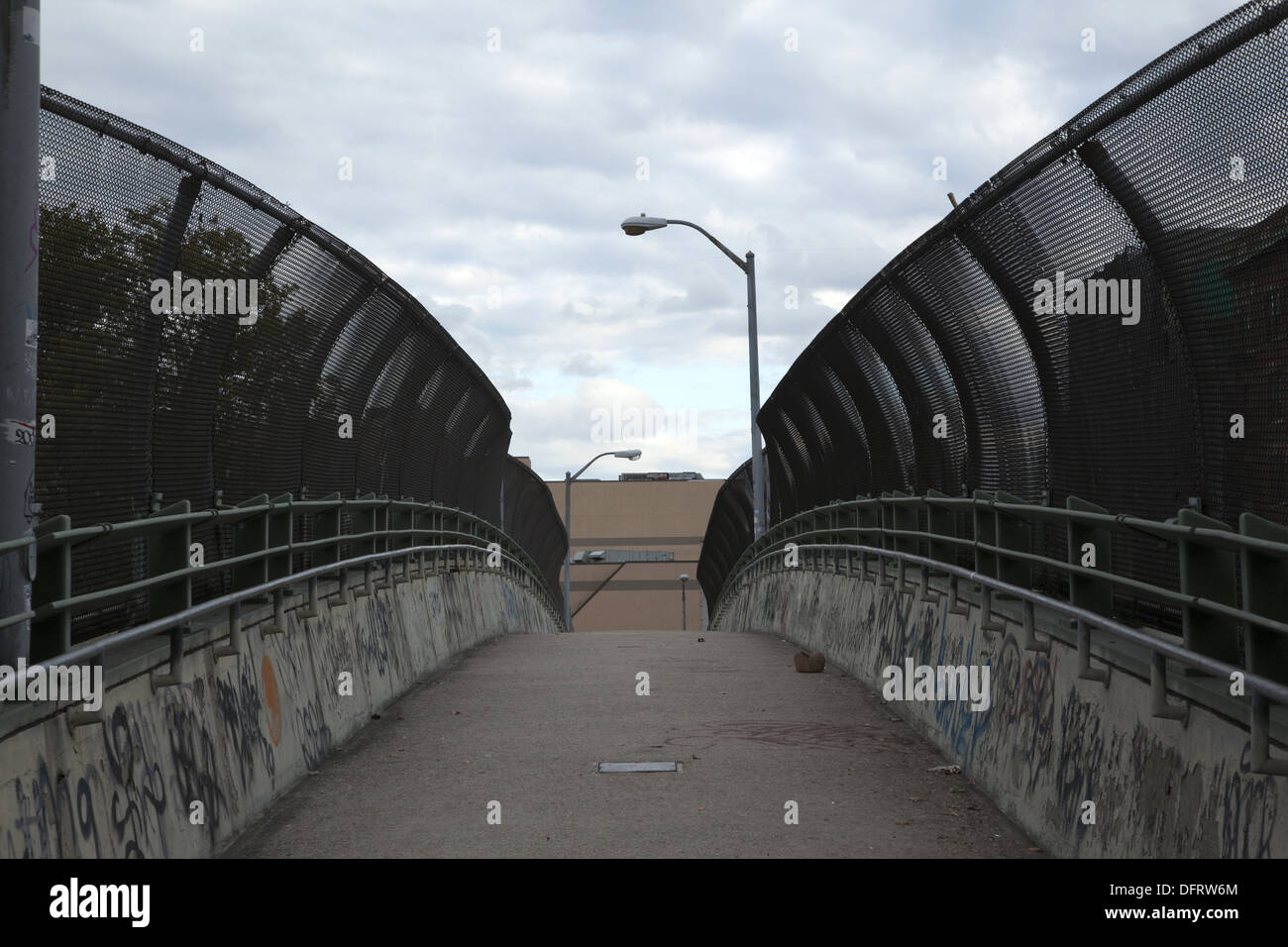 Svuotare il ponte pedonale in Windsor Terrace quartiere, Brooklyn, New York. Foto Stock