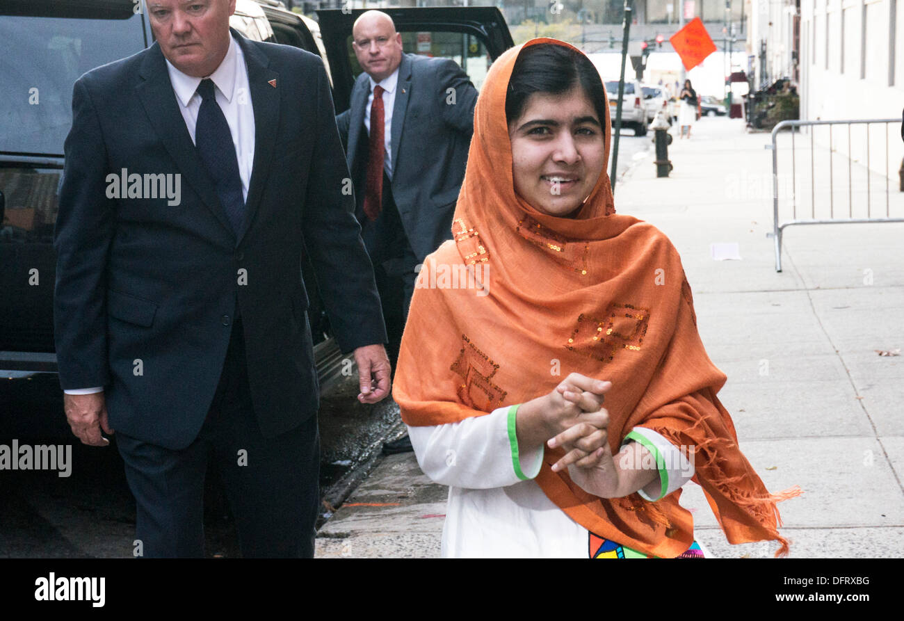 New York, Stati Uniti d'America. 08 ott 2013. Malala Yousafzai schoolgirl  pakistano attivista di istruzione delle pause per firmare copie del suo  libro, io sono Malala: La ragazza che si alzò per