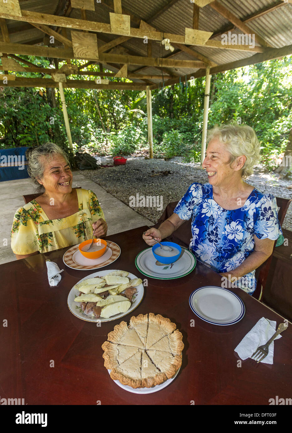 Domenica a cena, un tempo tradizionale per gli amici e la famiglia a raccogliere e mangiare dopo la chiesa la domenica, Kosrae, Micronesia. Foto Stock