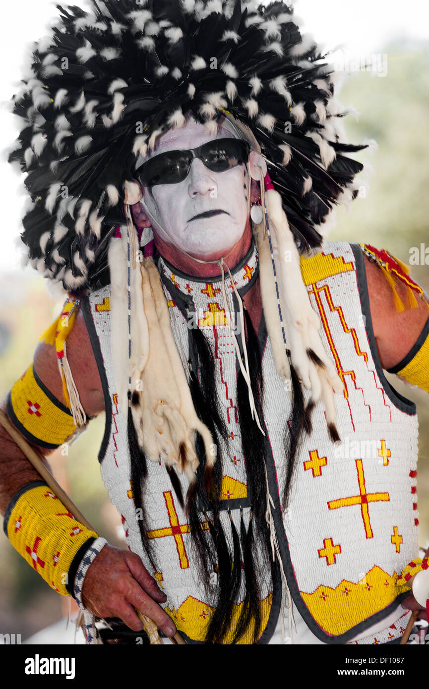 Chumash Native American uomo, al 2013 Inter Tribal Pow Wow, Live Oak camp, Santa Ynez Valley, California Foto Stock
