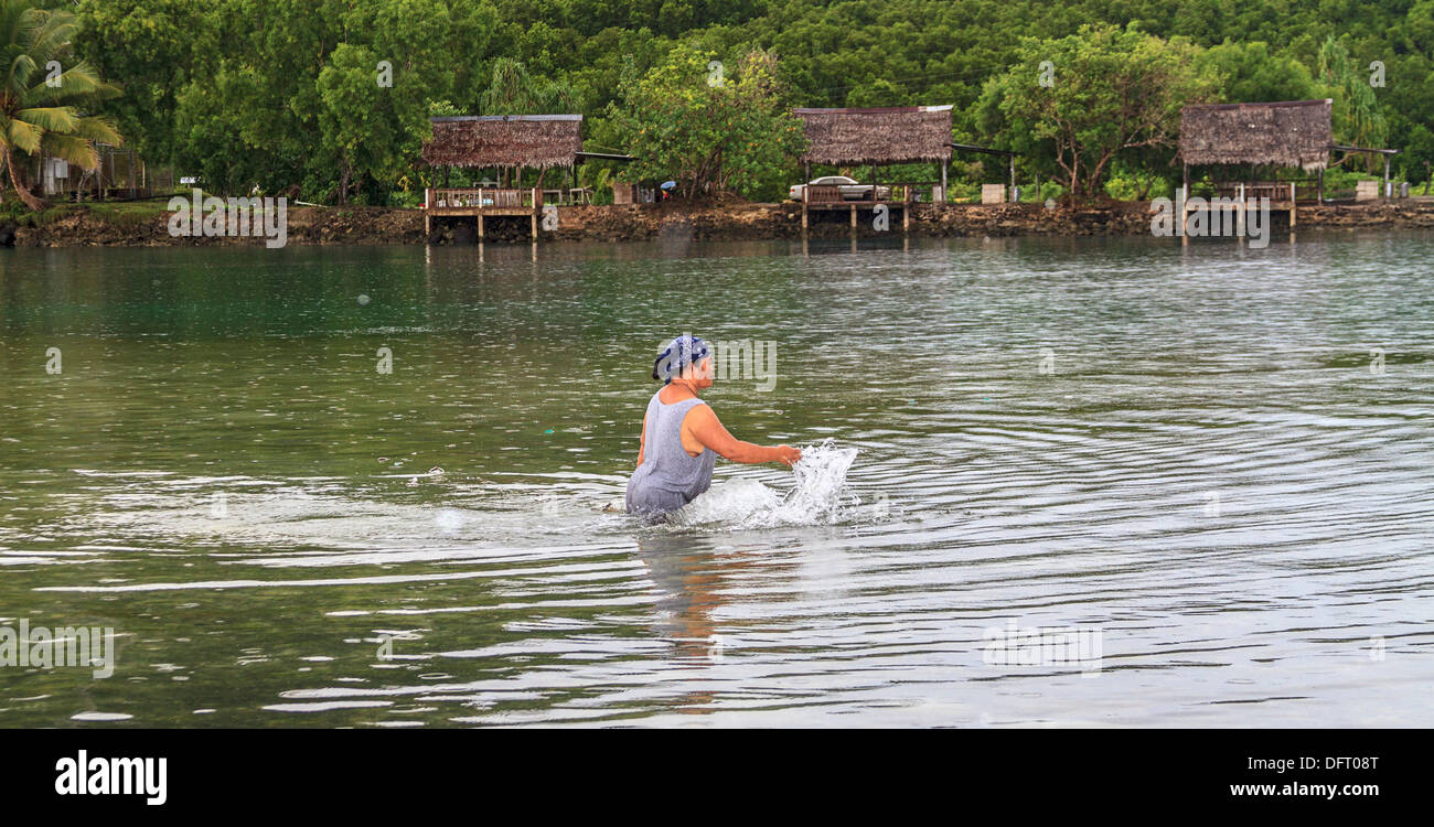 La pesca con rete in acque poco profonde lungo la spiaggia di Kosrae Micronesia, Foto Stock