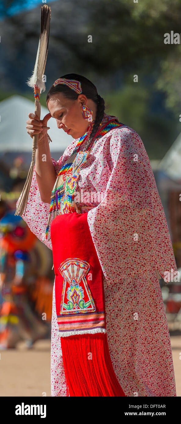 Chumash Native American woman dancing il scialle danza, al 2013 Inter Tribal Pow Wow, Live Oak, Santa Ynez Valley, California Foto Stock