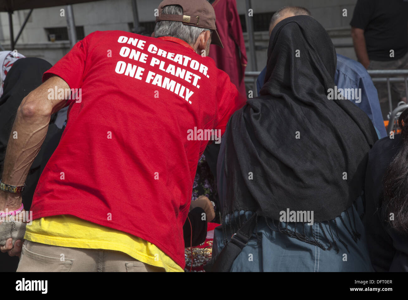L uomo indossa una dichiarazione di unicità tra tutte le religioni presso il musulmano parata del giorno nella città di New York Foto Stock