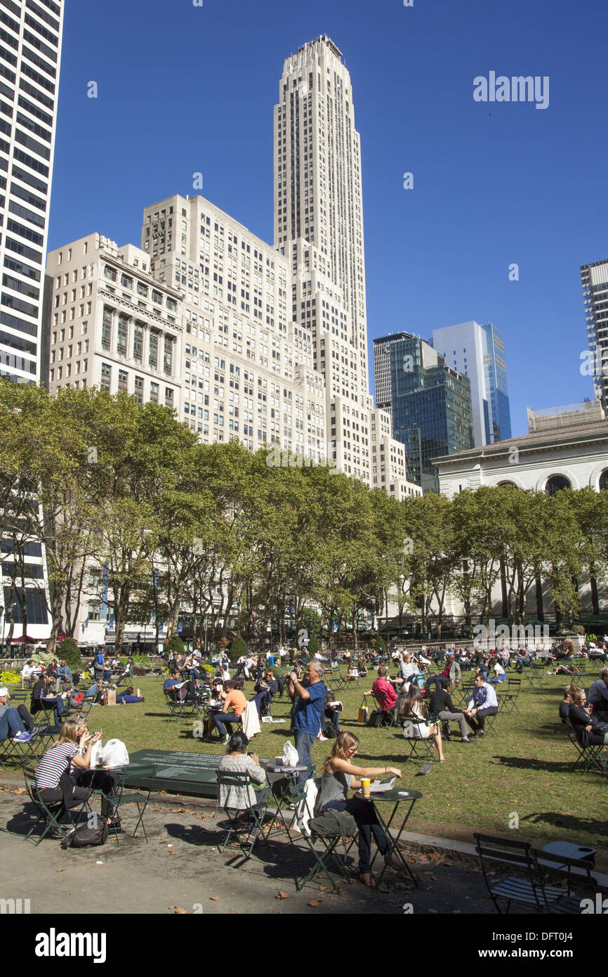 Caloroso inizio autunno il giorno in Bryant Park a 42nd St. & 6th Avenue in New York City. Foto Stock