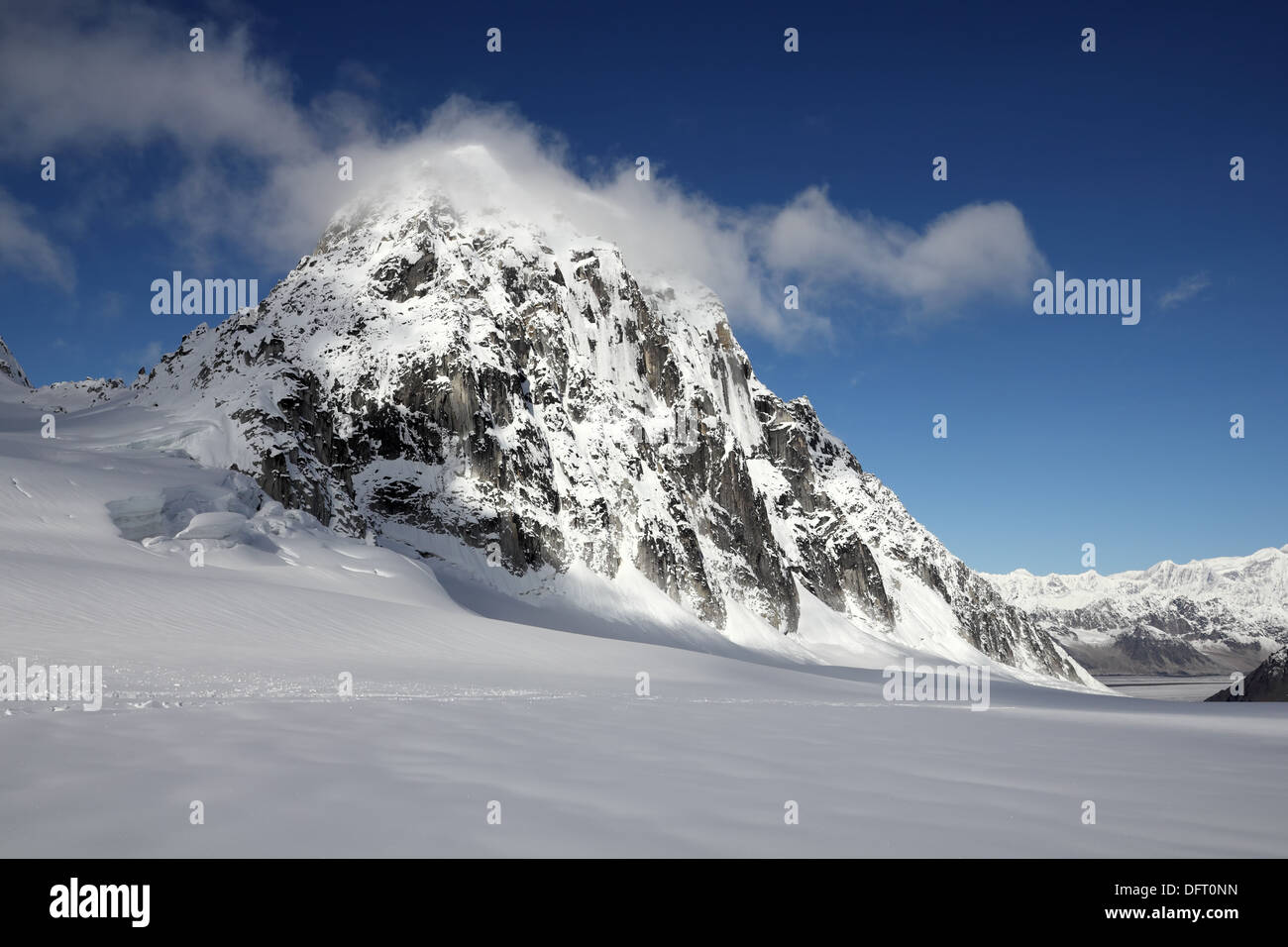 Vista della Royal Tower Rock formazione dopo lo sbarco sul Pika ghiacciaio nel Parco Nazionale di Denali, Alaska Foto Stock