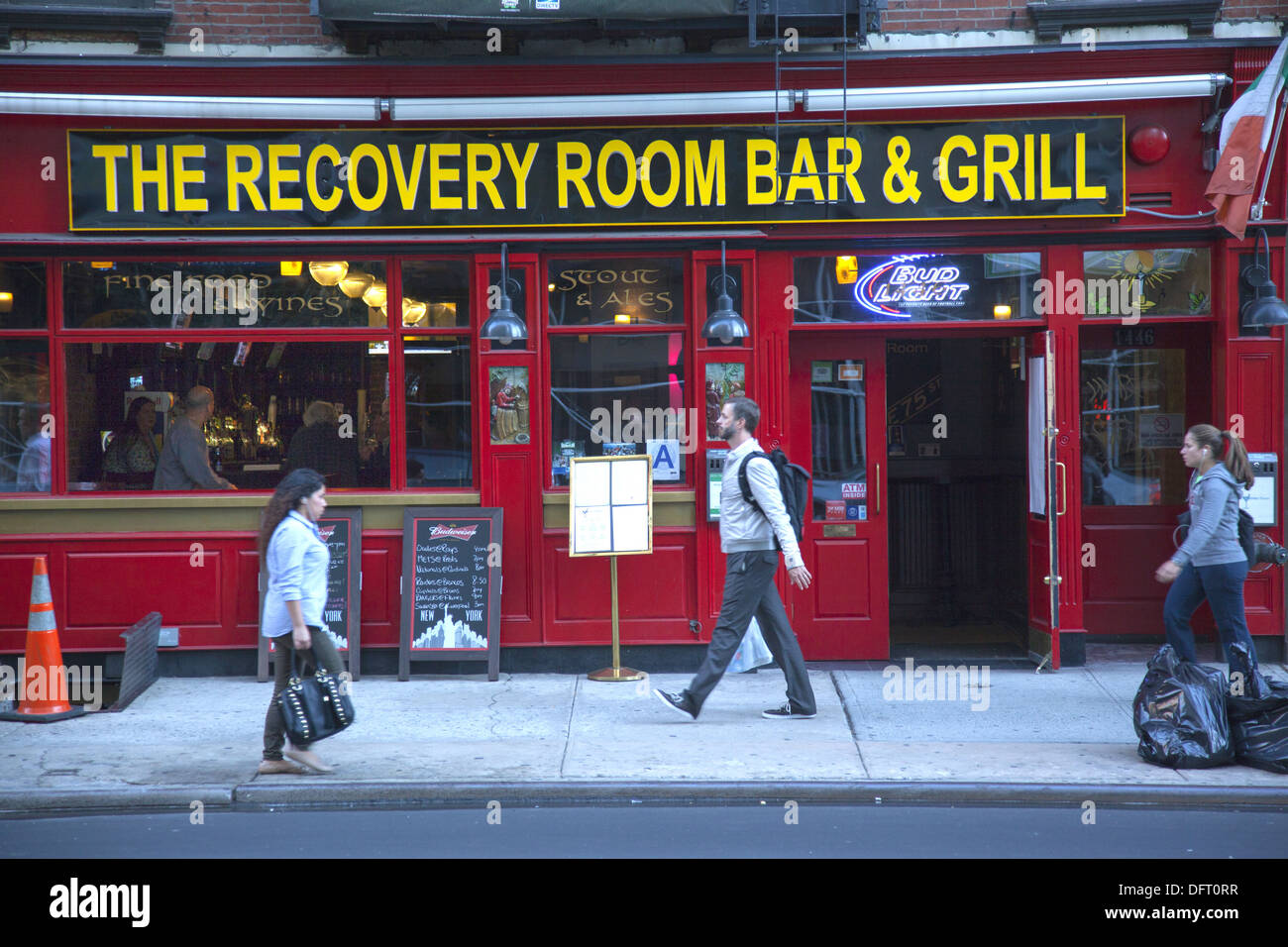 Recovery Room Bar & Grill è un posto popolare sulla upper east side di Manhattan lungo 1 Ave. Quartiere di Yorkville. Foto Stock