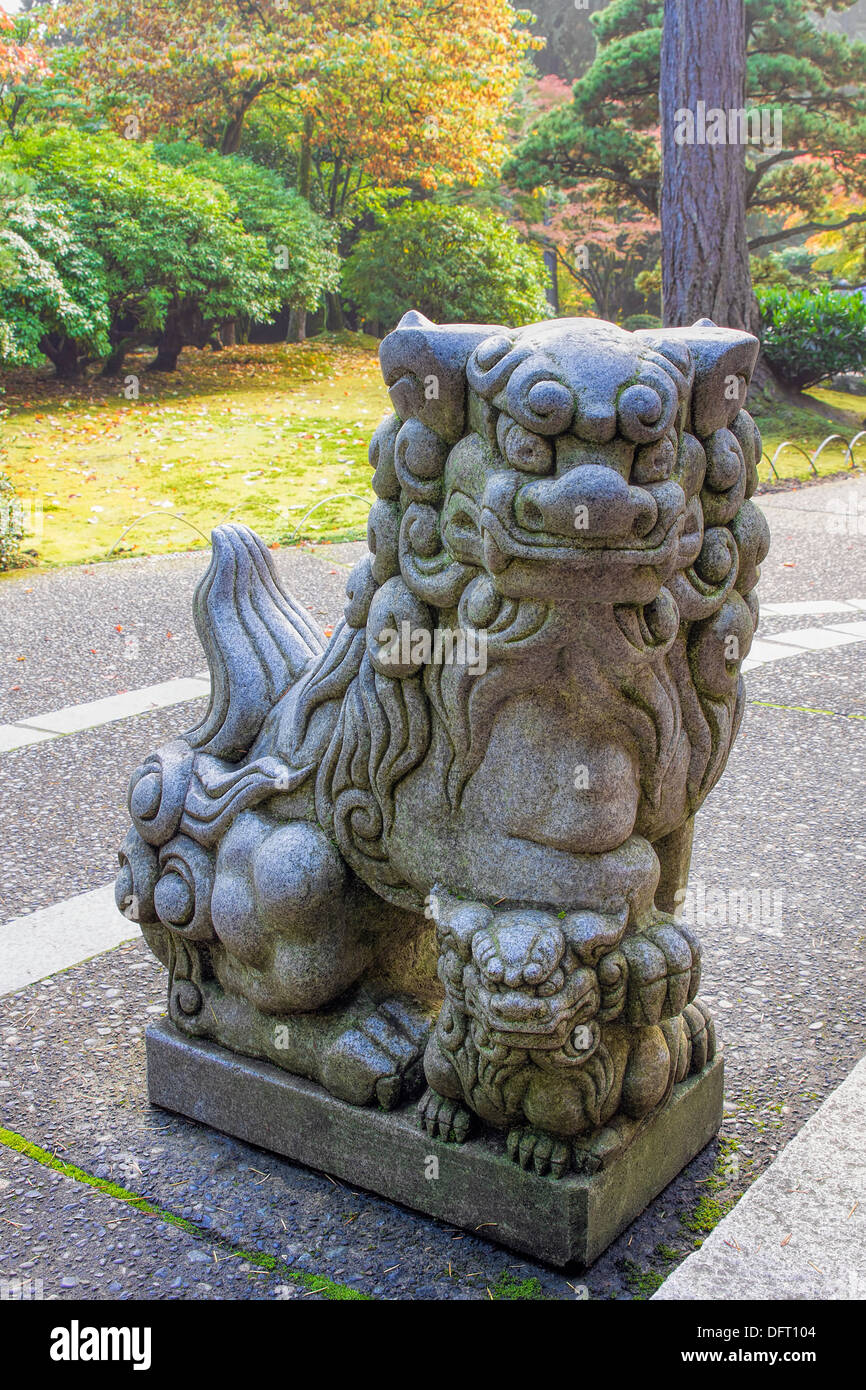 Giapponese Feale Komainu Foo cane custode del tempio statua in granito Foto Stock