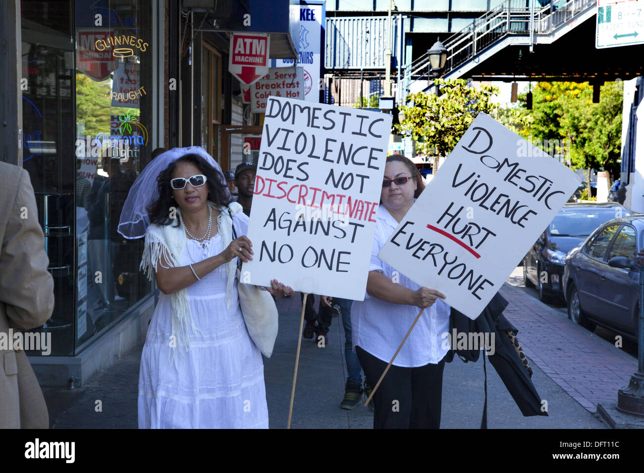 Gladys annuale Ricart e alle vittime di violenze domestiche Memorial a piedi, noto come 'l'spose in marzo,' attraverso il Bronx & Manhattan Foto Stock