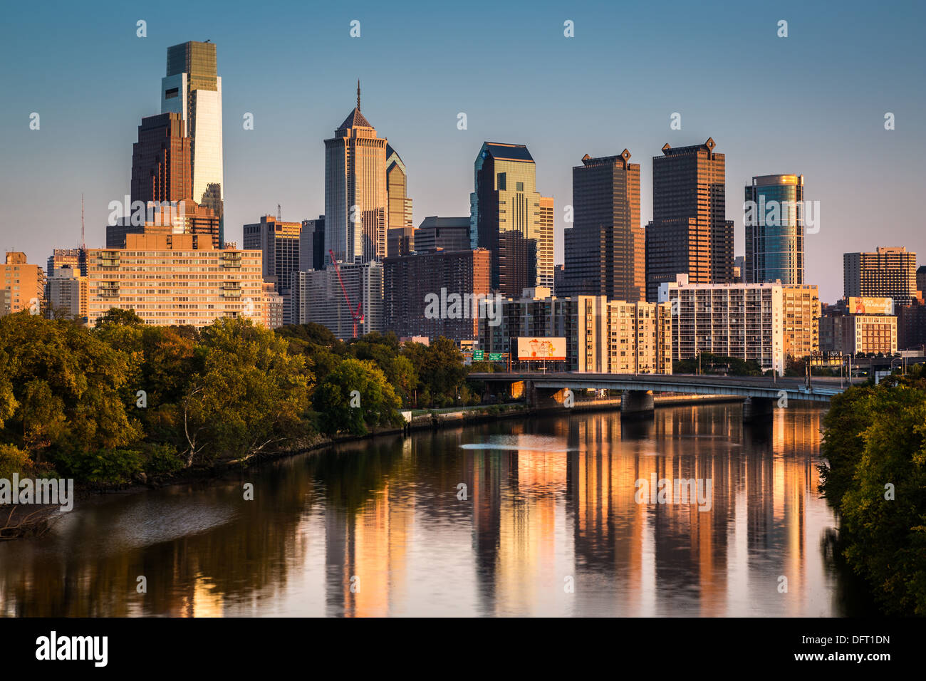 Lo skyline di Philadelphia riflessa nel fiume Schuylkill Foto Stock