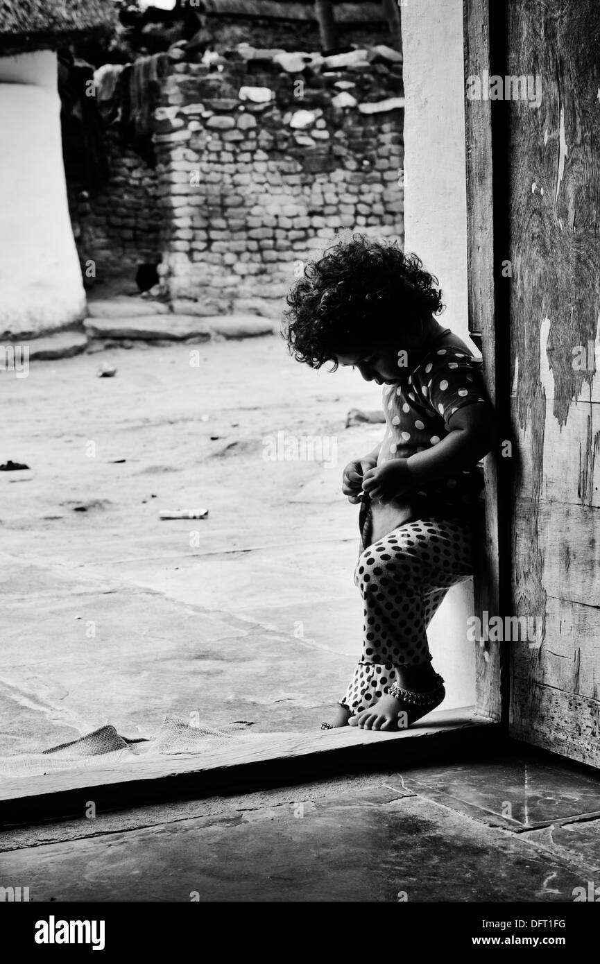 Giovane ragazza indiana in piedi davanti alla porta della sua rurale villaggio indiano house. Andhra Pradesh, India Foto Stock