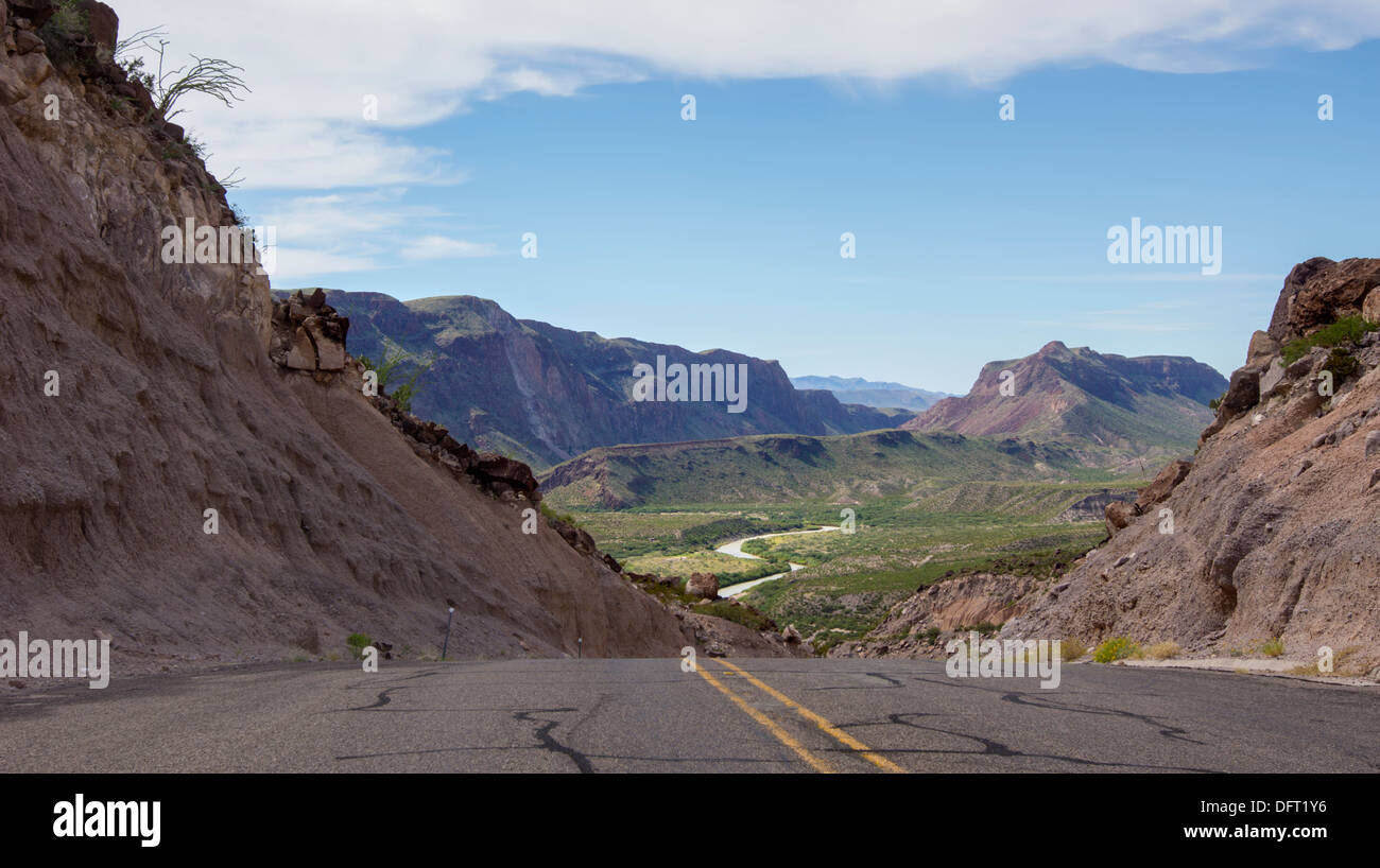 Strada seguendo il fiume Rio Grande nel Texas occidentale, lungo il confine con il Messico. Foto Stock