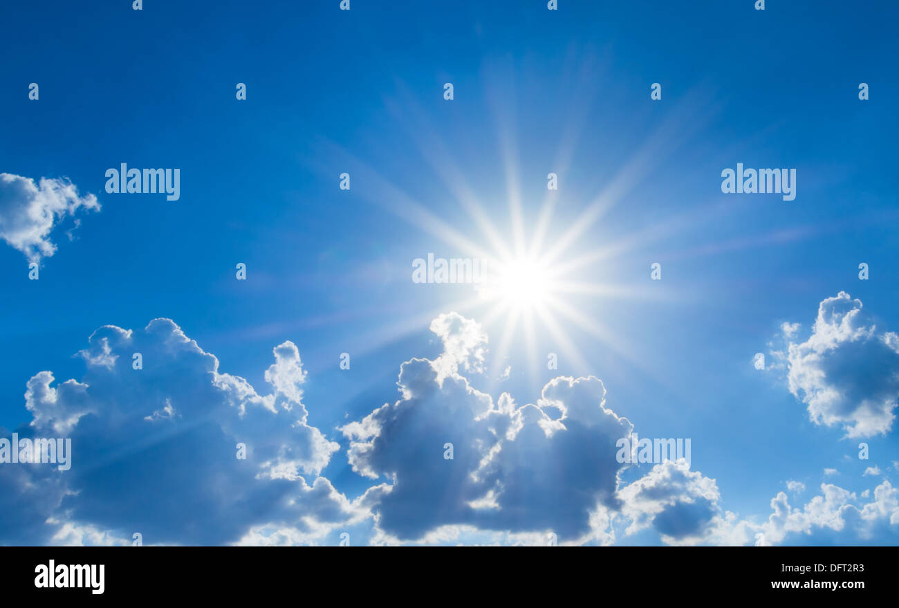 Bella sun ray splendenti sul cielo blu Foto Stock