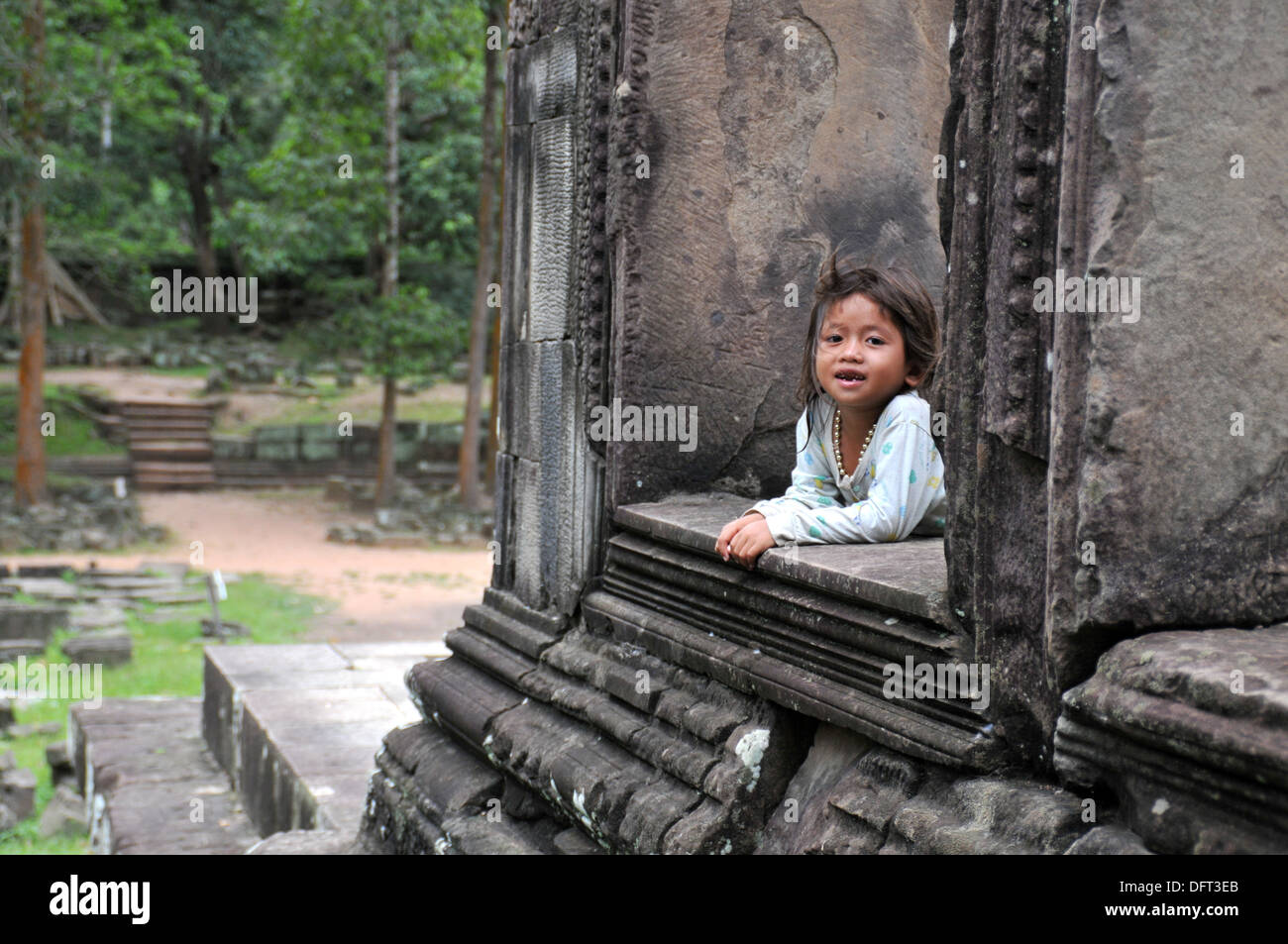 Ragazza cambogiano sul sito di Angkor Wat in Siem Reap, Cambogia. Foto Stock