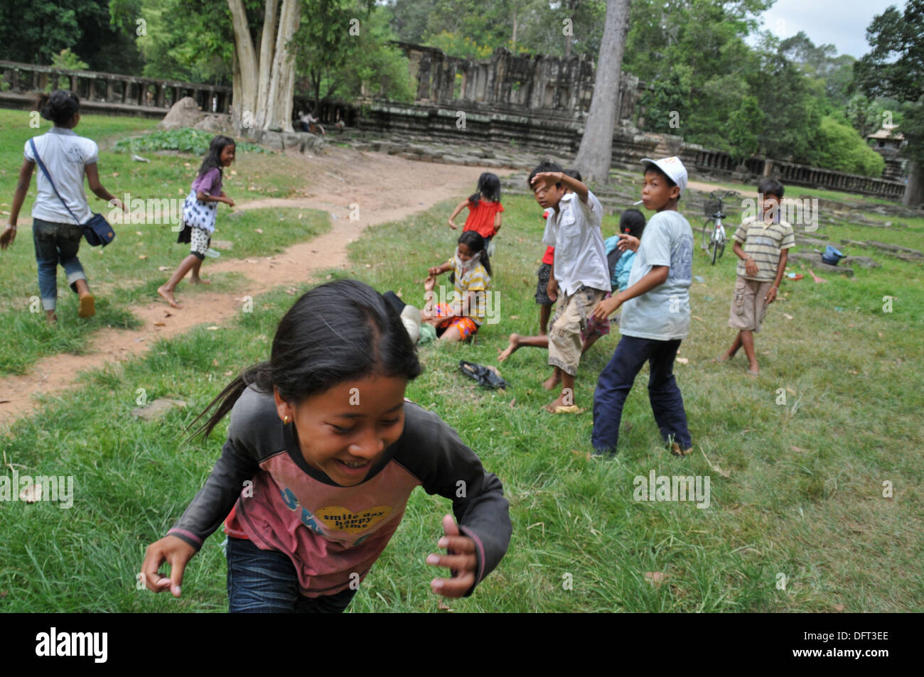 Bambini cambogiani giocare sul sito di Angkor Wat in Siem Reap, Cambogia. Foto Stock