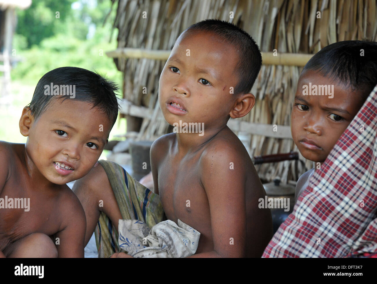 I bambini a casa in un villaggio vicino a Siem Reap, Cambogia. Foto Stock