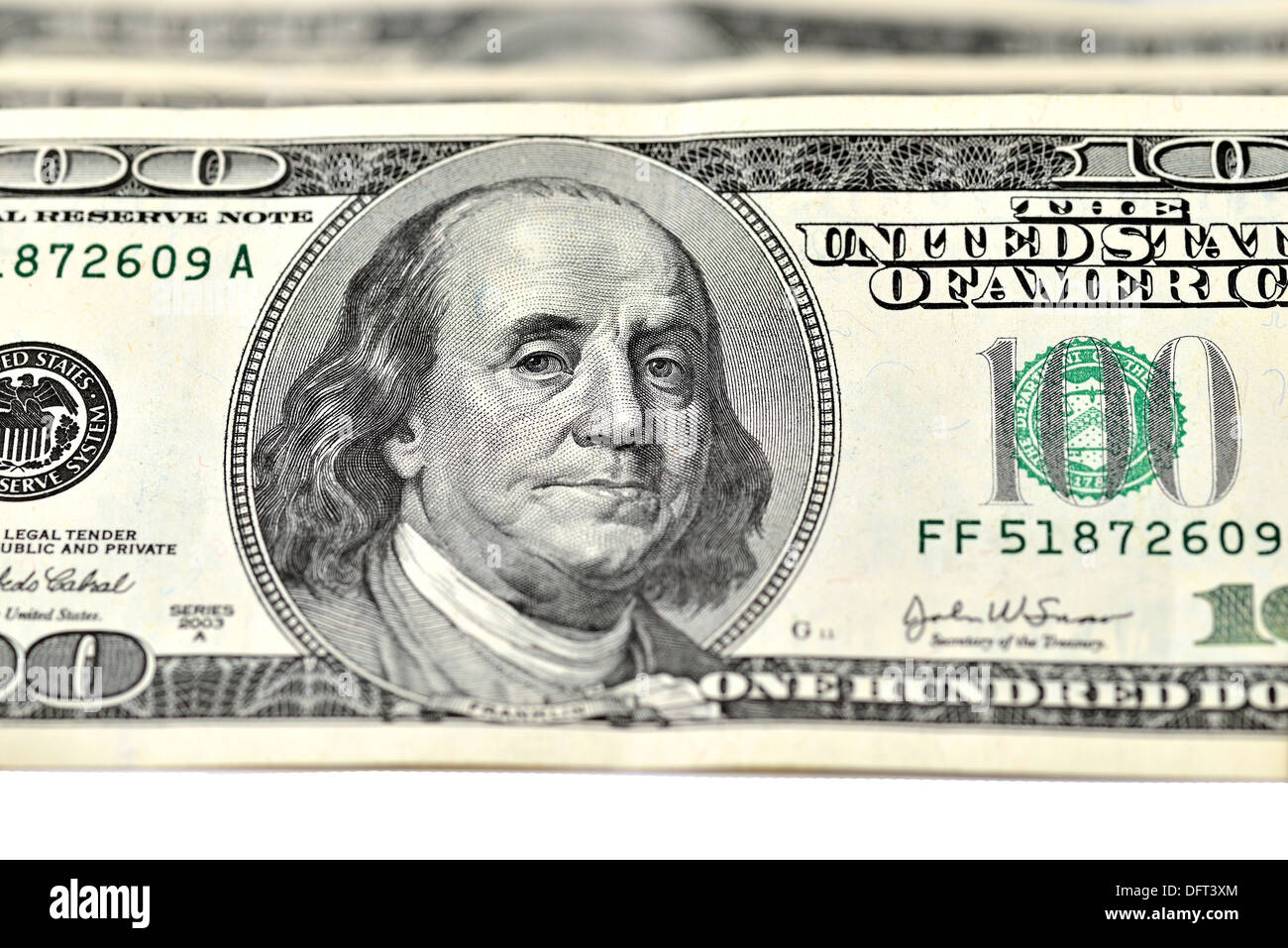 Cumulo di fatture del dollaro isolati su sfondo bianco Foto Stock