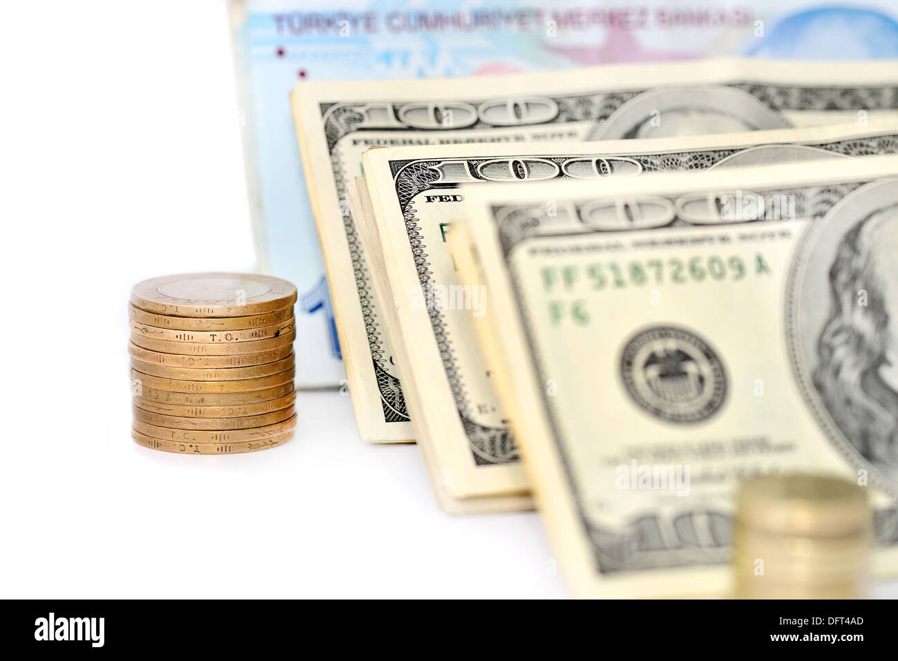 Dollari americani e monete sul background isolato Foto Stock