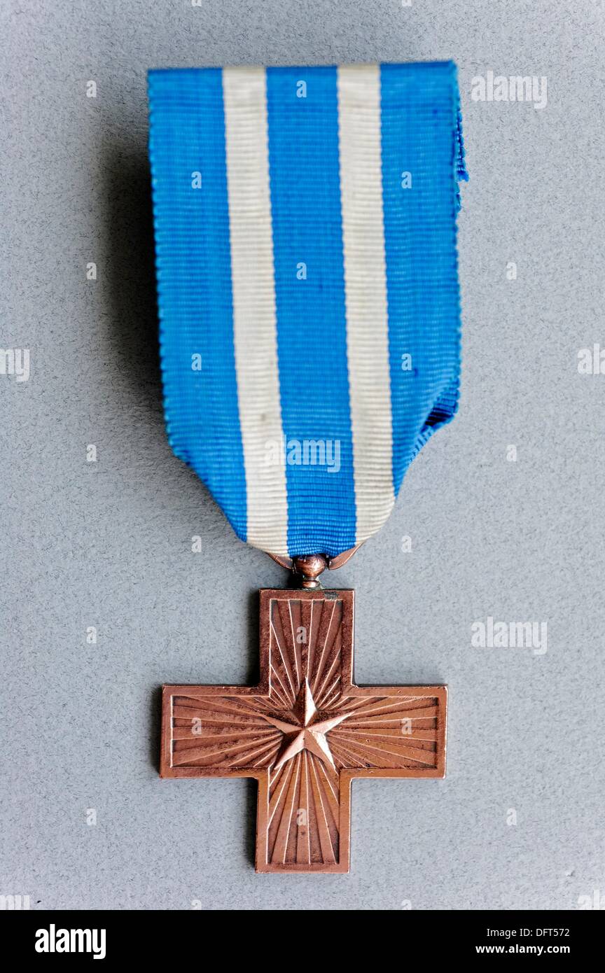 La guerra italiana merito Croce Croce al Merito di Guerra è stato istituito da Re Vittorio Emanuele III il 19 gennaio 1918. L'italiano Foto Stock