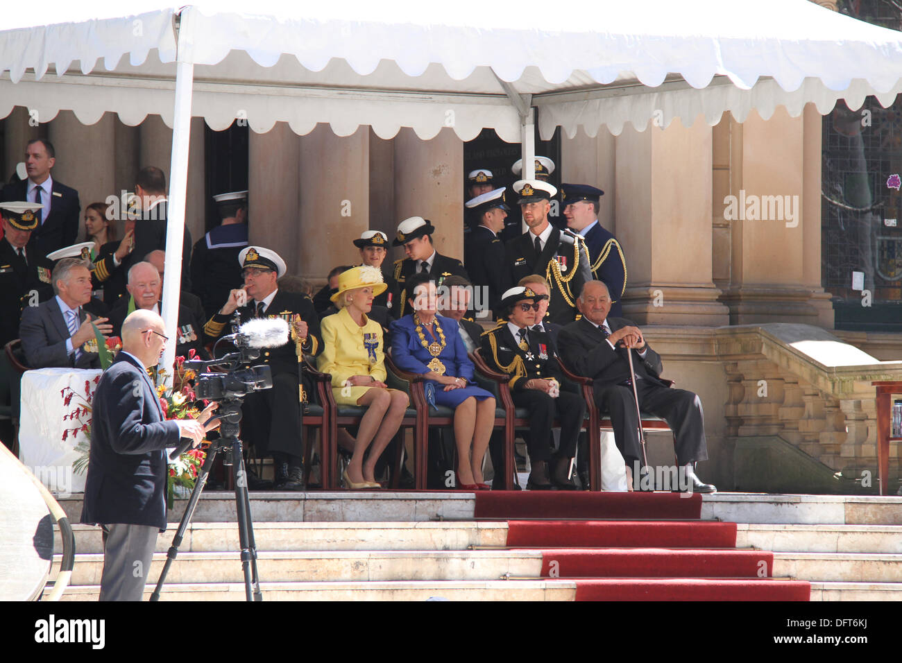 Sydney, Australia. Il 9 ottobre 2013. L-R: Il capo del Navy Vice Ammiraglio Ray Griggs, Regolatore Generale Quentin Bryce, signore sindaco Clover Moore e governatore di NSW Marie Bashir seduto di fronte a Sydney Town Hall prima dell inizio della sfilata. Copyright Credit: 2013 Richard Milnes. Alamy Live News. Foto Stock