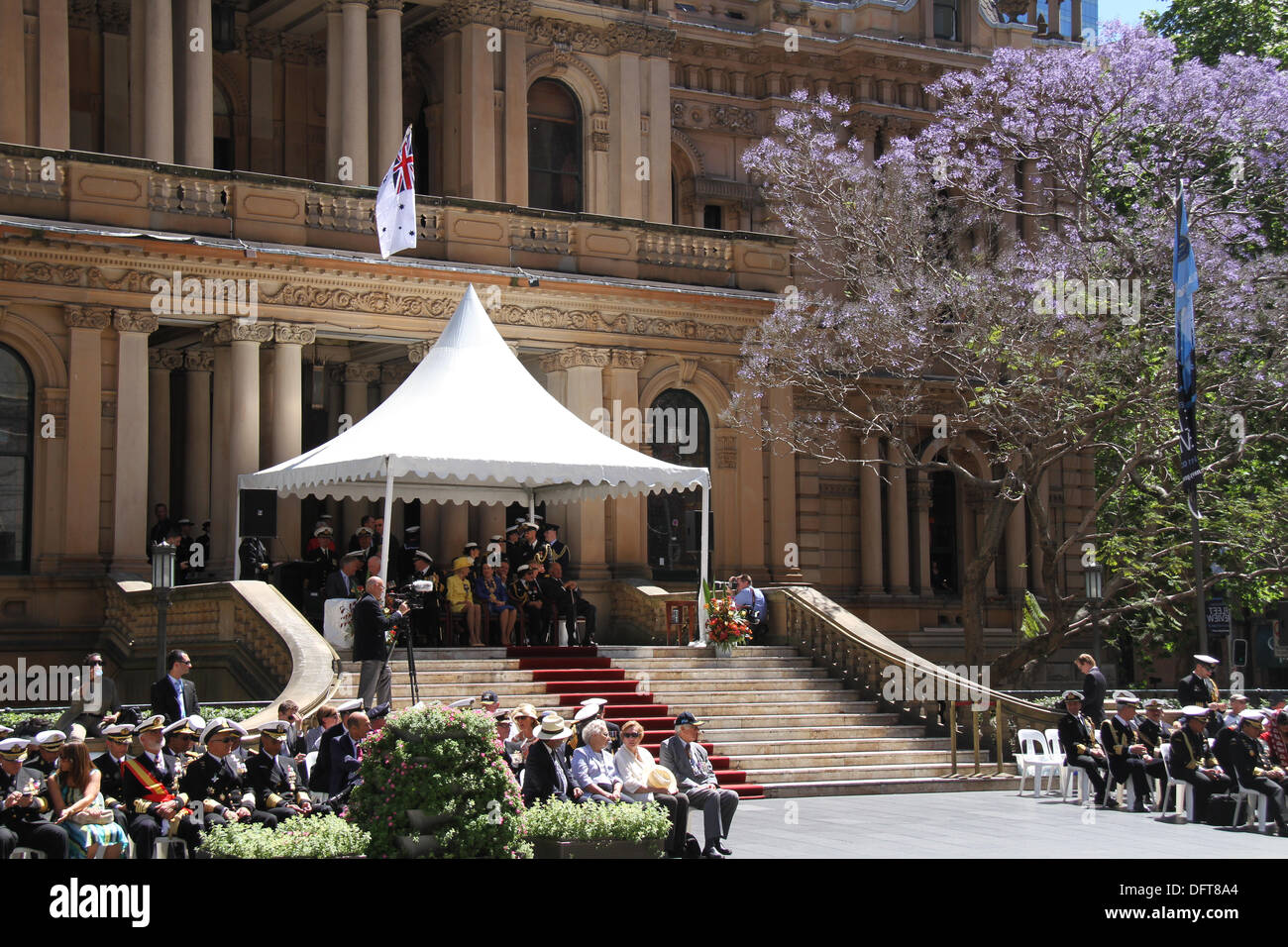 Sydney, Australia. Il 9 ottobre 2013. L-R: Il capo del Navy Vice Ammiraglio Ray Griggs, Regolatore Generale Quentin Bryce, signore sindaco Clover Moore e governatore di NSW Marie Bashir seduto di fronte a Sydney Town Hall prima dell inizio della sfilata. Copyright Credit: 2013 Richard Milnes. Alamy Live News. Foto Stock