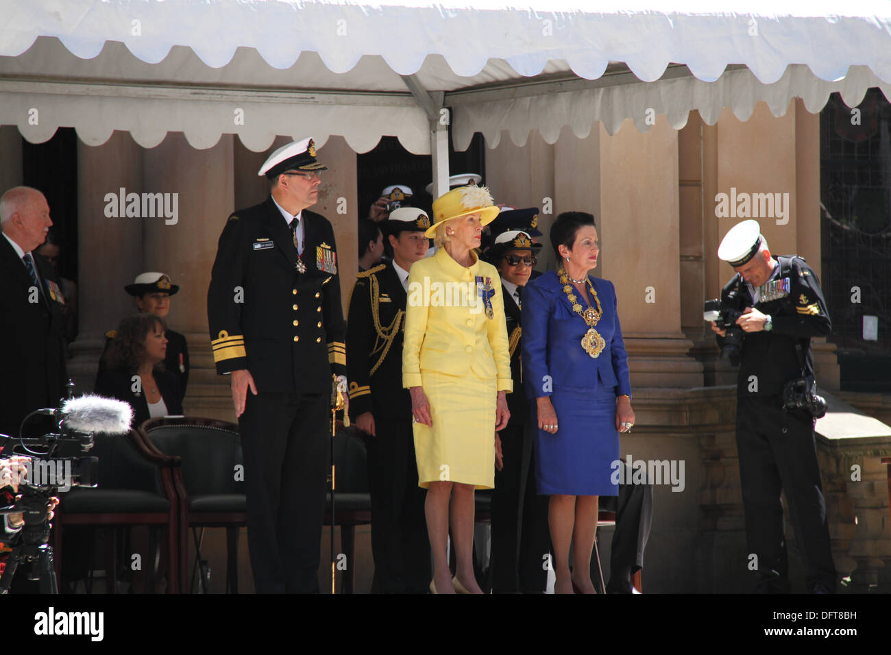Sydney, Australia. Il 9 ottobre 2013. L-R: Capo della Marina Militare, Vice Ammiraglio Ray Griggs, Regolatore Generale Quentin Bryce e Lord Mayor Clover Moore stand di fronte a Sydney Town Hall come la combinazione di Marine Parade passa. Copyright Credit: 2013 Richard Milnes. Alamy Live News. Foto Stock