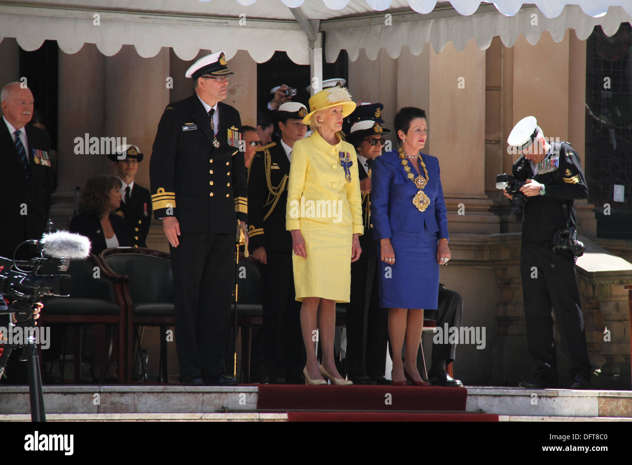 Sydney, Australia. Il 9 ottobre 2013. L-R: Capo della Marina Militare, Vice Ammiraglio Ray Griggs, Regolatore Generale Quentin Bryce e Lord Mayor Clover Moore stand di fronte a Sydney Town Hall come la combinazione di Marine Parade passa. Copyright Credit: 2013 Richard Milnes. Alamy Live News. Foto Stock
