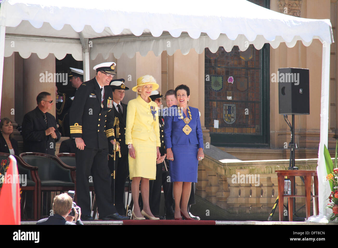 Sydney, Australia. Il 9 ottobre 2013. L-R: Capo della Marina Militare, Vice Ammiraglio Ray Griggs, Regolatore Generale Quentin Bryce e Lord Mayor Clover Moore stand di fronte a Sydney Town Hall come la combinazione di Marine Parade passa. Copyright Credit: 2013 Richard Milnes. Alamy Live News. Foto Stock