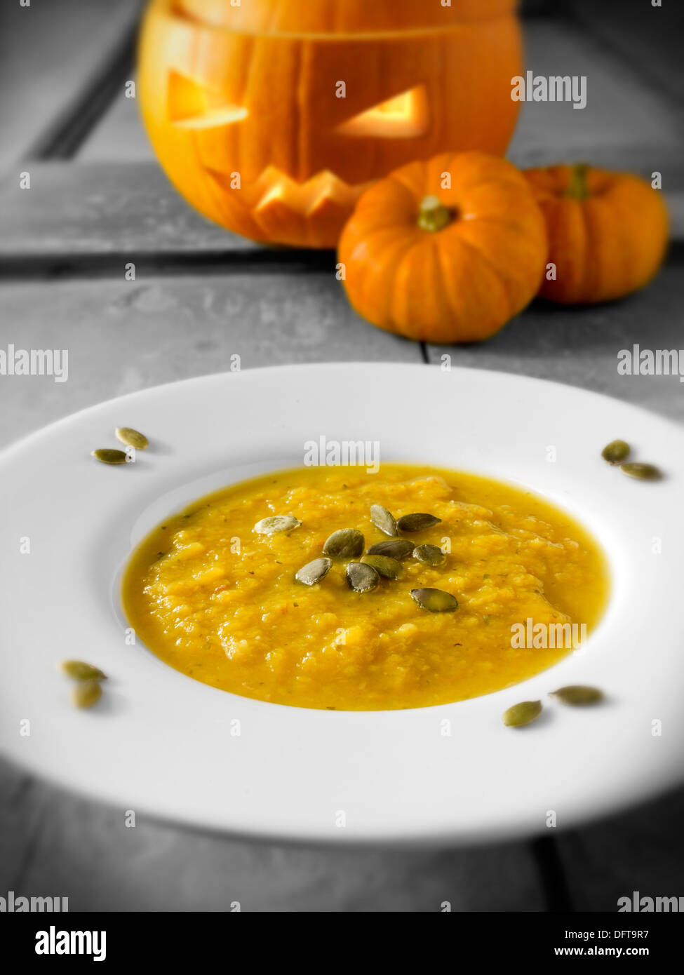 La zucca e pancetta minestra con un tradizionale zucca di Halloween con un volto scolpito Foto Stock