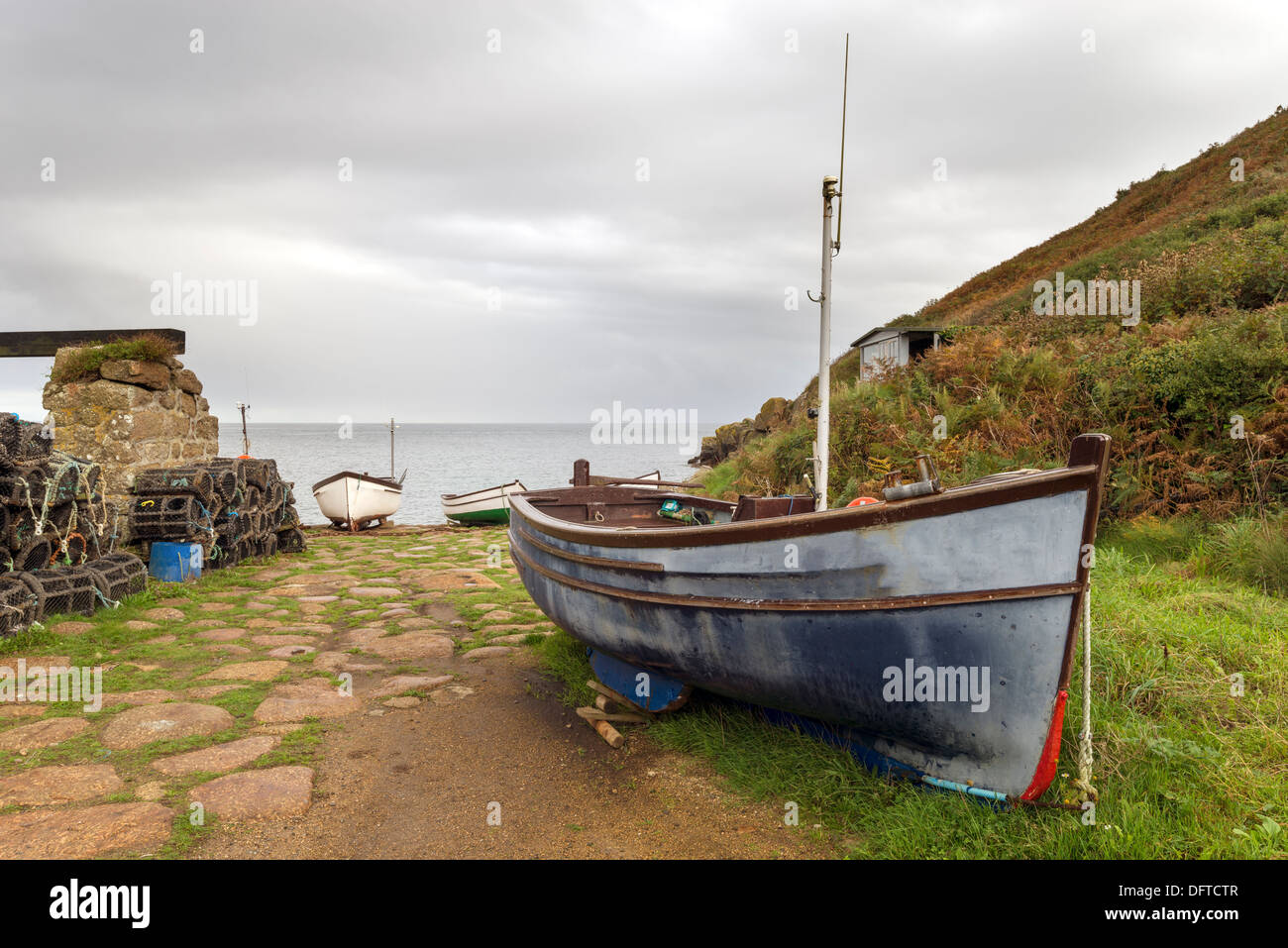 Barche da pesca a Penberth Cove in Cornovaglia, un tranquillo angolo di villaggio tradizionale di pescatori su te Lands End Peninsular Foto Stock