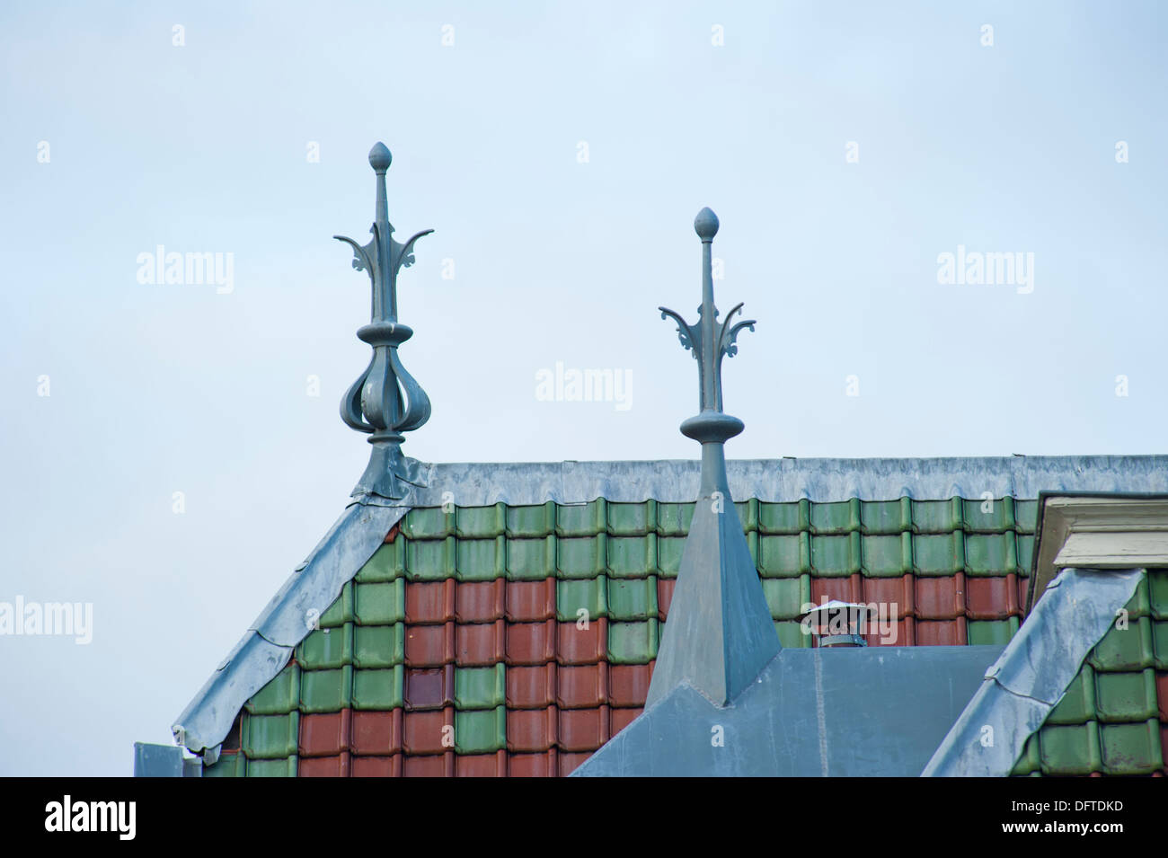 Tetto con ornamenti decorativi e verde, le mattonelle marroni a Huis Ter Heide, nei Paesi Bassi il 24 novembre, 2010 Foto Stock