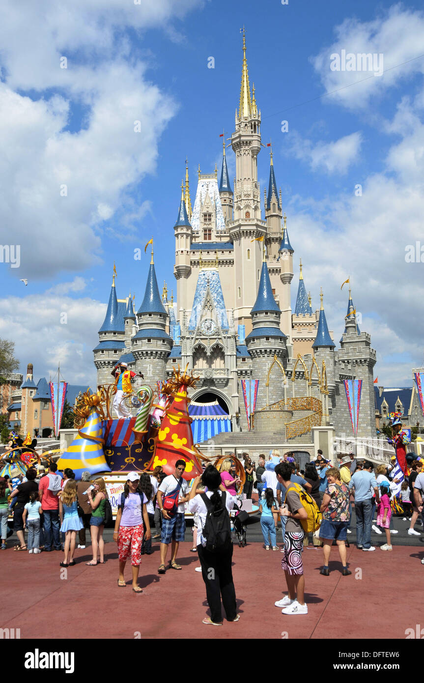 La folla in parte anteriore del Castello di Cenerentola a Walt Disney il Parco a Tema del Regno Magico di Orlando in Florida centrale Foto Stock