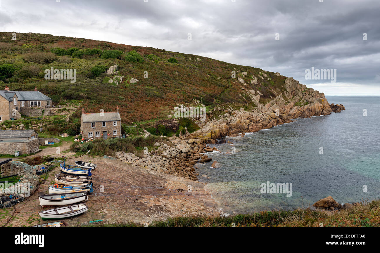 Penberth Cove in Cornovaglia, un tranquillo angolo di lavoro tradizionale villaggio di pescatori sull'Lands End Peninsular Foto Stock