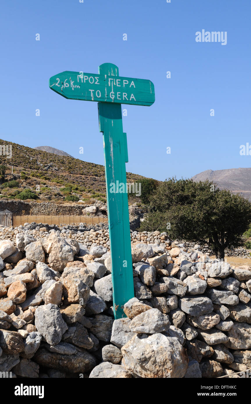 Cartello in legno che mostra il modo in cui il villaggio abbandonato di Gera Tilos isola greca del DODECANNESO Grecia Foto Stock