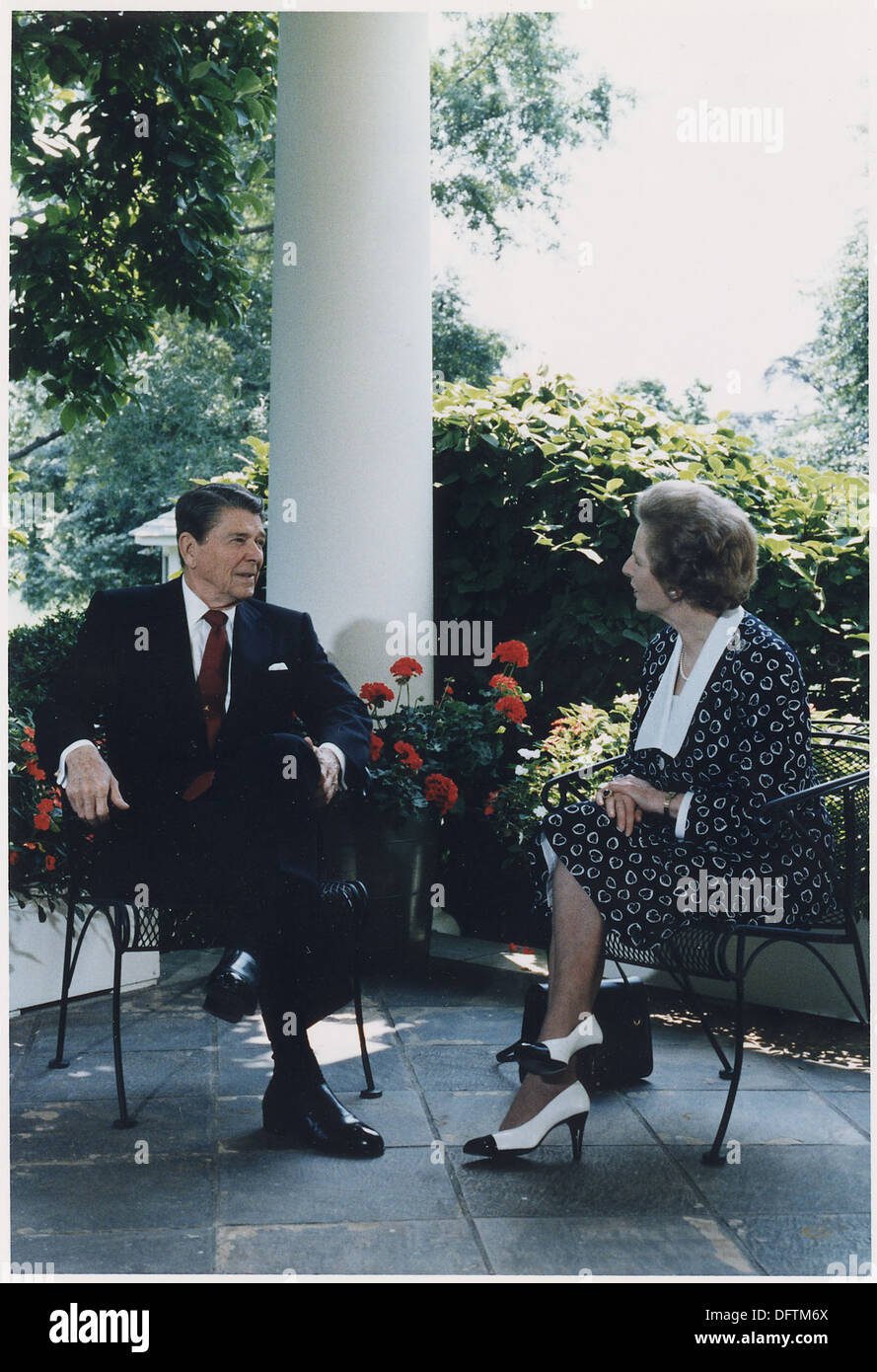 Una fotografia che cattura il presidente Ronald Reagan e il primo ministro britannico Margaret Thatcher mentre conversano sul patio fuori dall'ufficio ovale. Questa immagine rappresenta la forte relazione diplomatica tra gli Stati Uniti e il Regno Unito Foto Stock