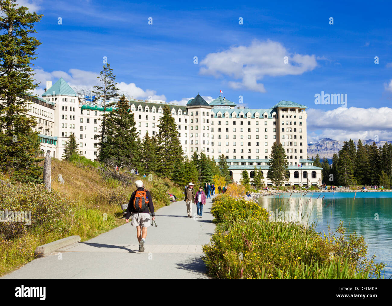 Gli escursionisti a piedi intorno al lago verso il Fairmont Chateau Lake Louise hotel Lago Louise e il Parco Nazionale di Banff Alberta Canada Foto Stock