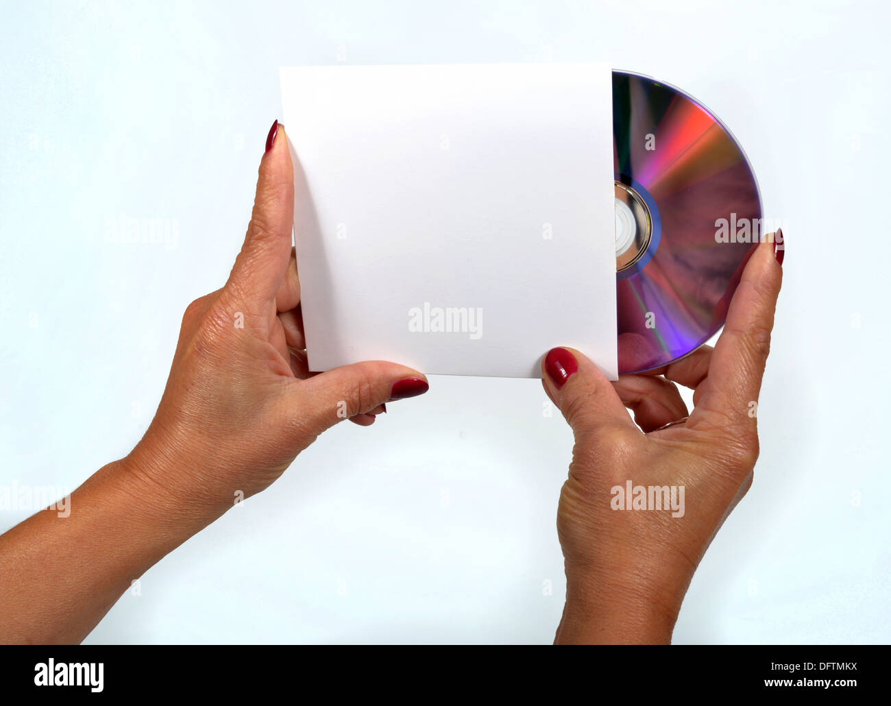 Giovane donna gradisce un CD-ROM e il suo abito fazzoletto Foto Stock