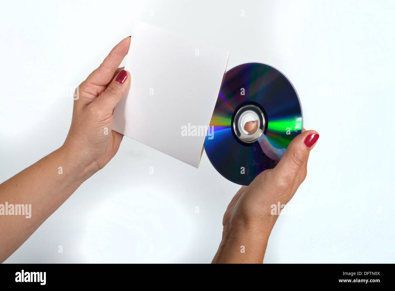 Giovane donna gradisce un CD-ROM e il suo abito fazzoletto Foto Stock