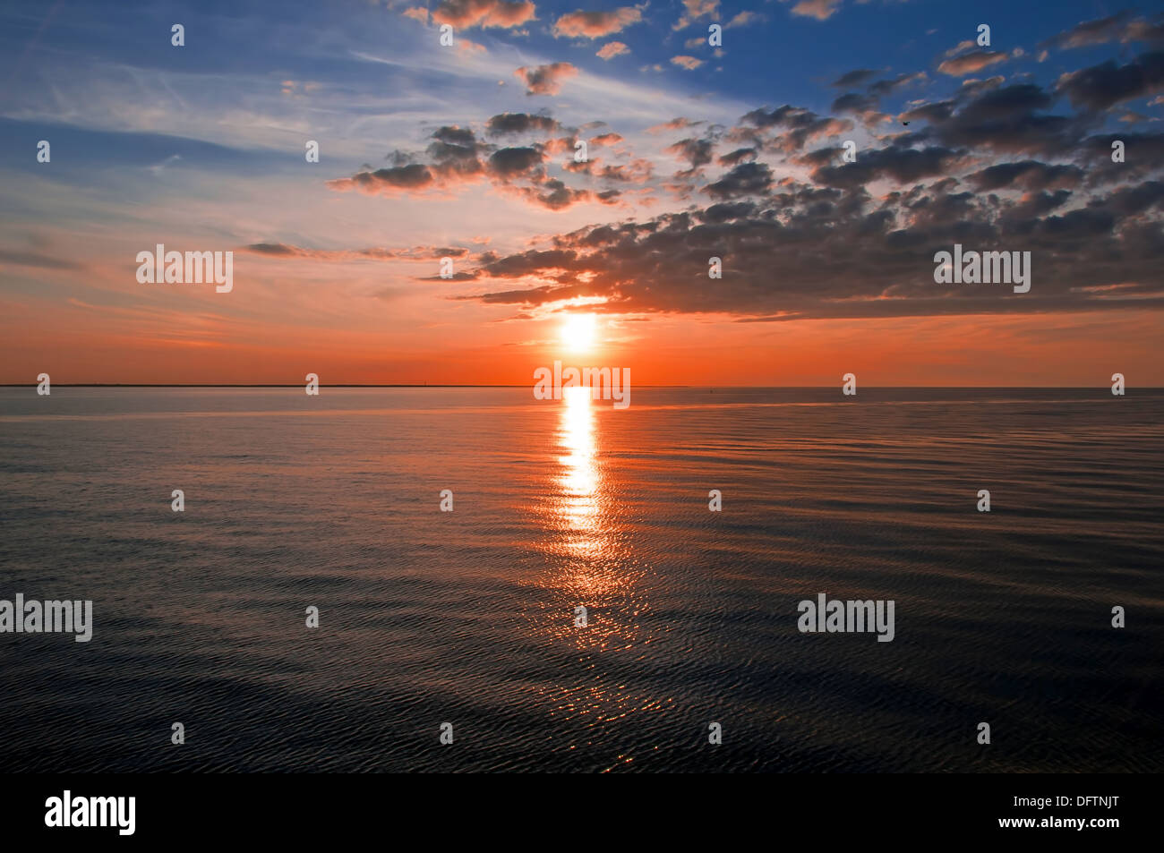Belle le nuvole e un tramonto sul mare Foto Stock