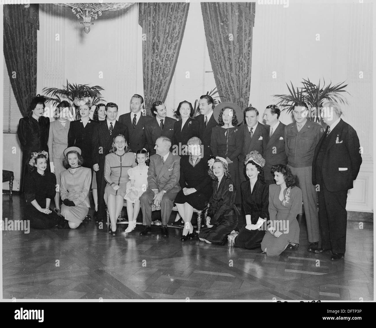 Questa fotografia mostra le star del cinema che posano con il presidente Harry S. Truman e la sua famiglia alla Casa Bianca. Mette in evidenza l'intersezione tra politica americana e intrattenimento durante la presidenza di Truman. Foto Stock