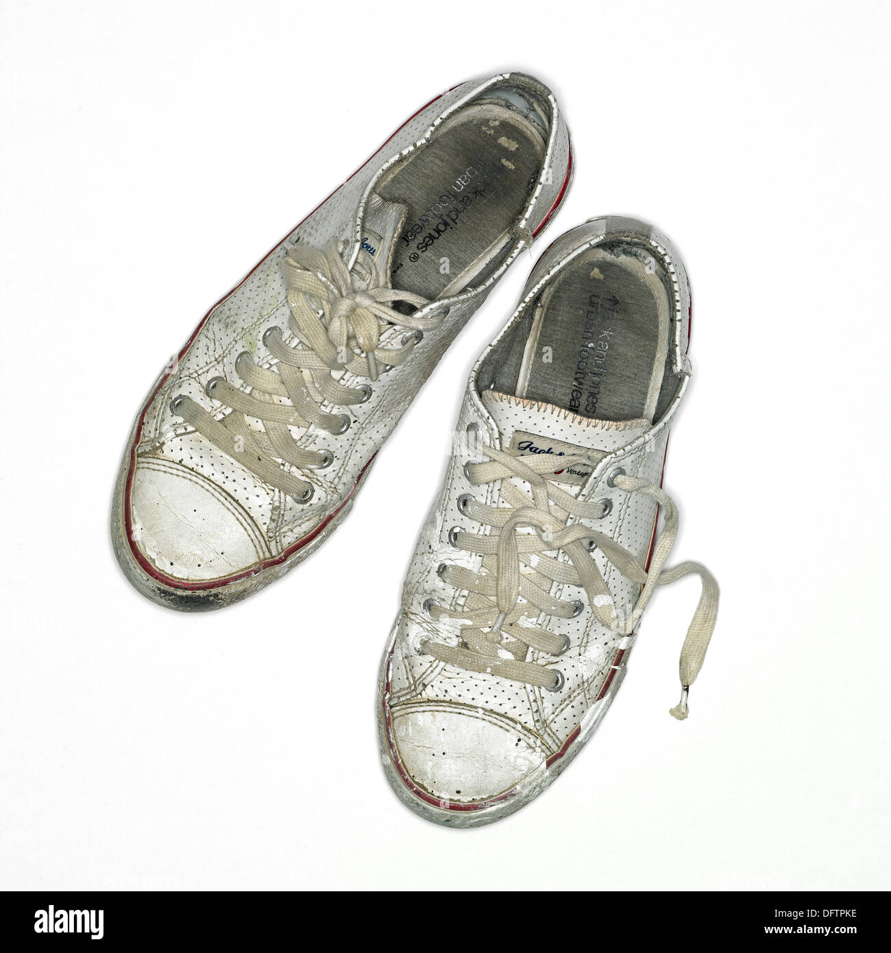 Vecchio sneakers bianco, formatori, Opener con vernice bianca su sfondo bianco Foto Stock
