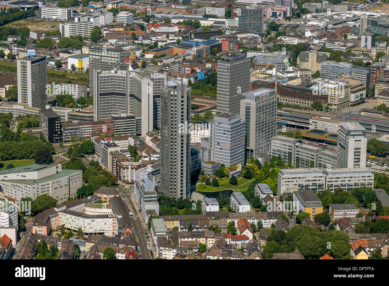 Vista aerea, il centro della città con l'azienda Evonik alto edificio e l'edificio di RWE Power, Essen, Renania settentrionale-Vestfalia Foto Stock