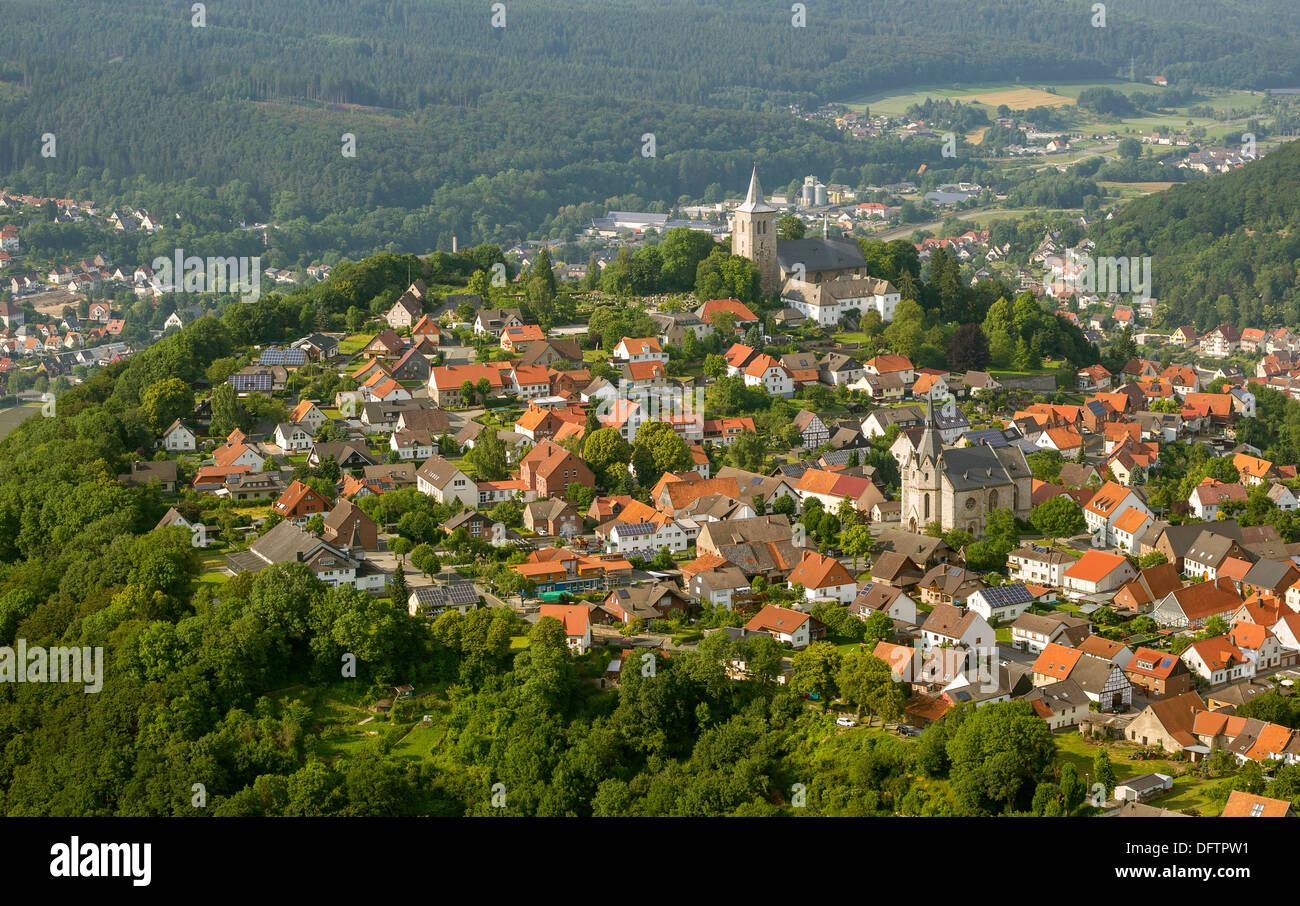 Vista aerea, Obermarsberg con la Santa Chiesa di San Nicola e la Chiesa Collegiata di San Pietro e Paolo, Obermarsberg, Marsberg Foto Stock