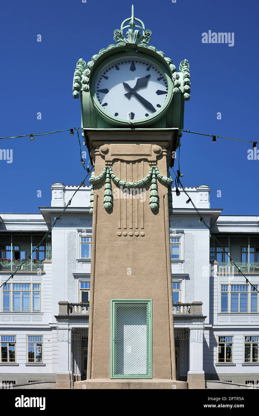 Grande viennese di Art Nouveau orologio permanente, costruita intorno al 1900 secondo un disegno da Otto Wagner, di fronte all'edificio principale Foto Stock