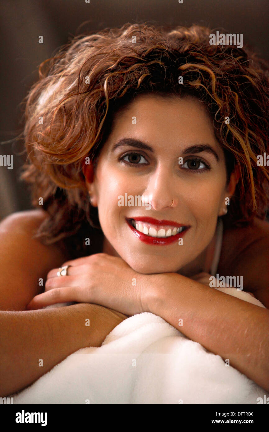 Donna sorridente in un abito bianco in una SPA modello di rilascio disponibili Foto Stock